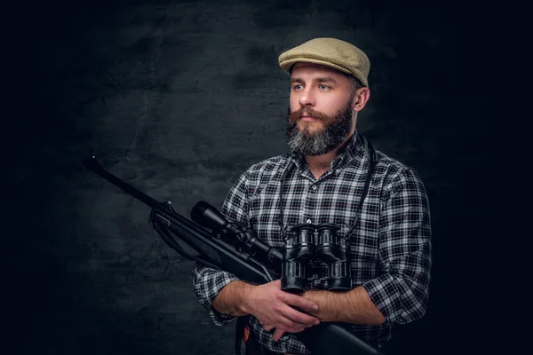 Cazador barbudo sostiene un rifle — Foto de Stock