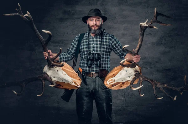 Hunter má dva jeleni lebky — Stock fotografie
