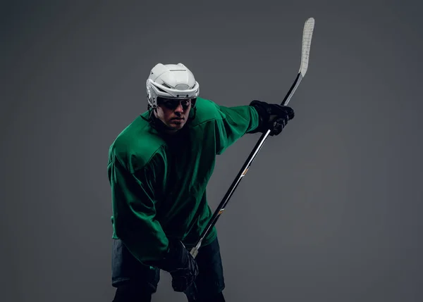 Eishockeyspieler hält Eisstock — Stockfoto