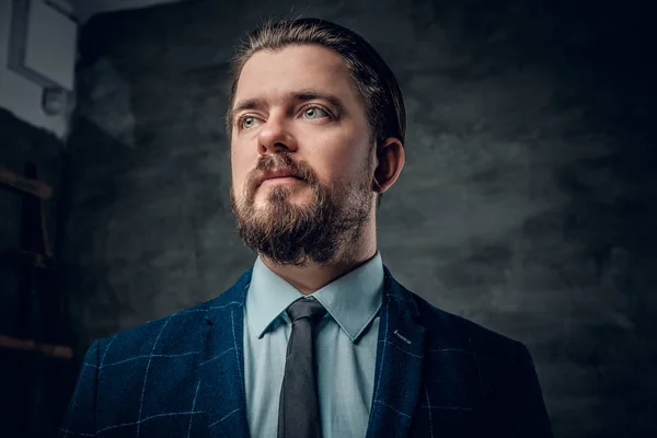 Homme barbu habillé en costume — Photo