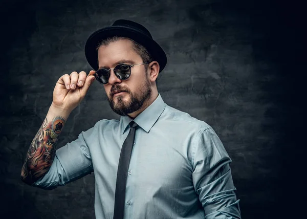 Hipster gekleed in een shirt met strikje — Stockfoto
