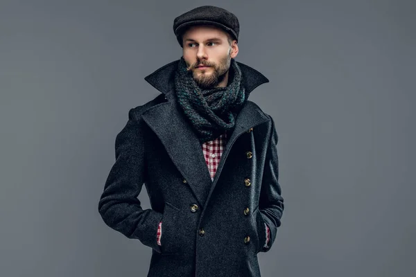 Homem barbudo vestido com uma jaqueta cinza — Fotografia de Stock
