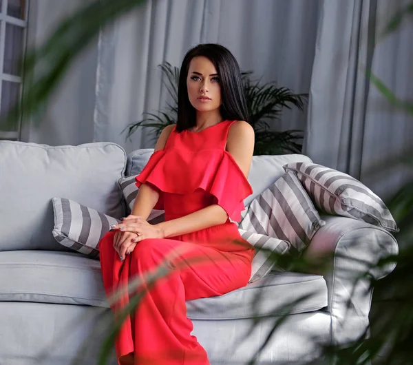 Femme vêtue d'une robe de soirée rouge — Photo