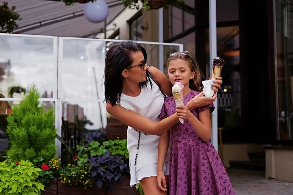 Esmer kadın ve kız dondurma yemek — Stok fotoğraf