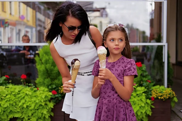 Barna nő és lány eszik fagylaltot — Stock Fotó