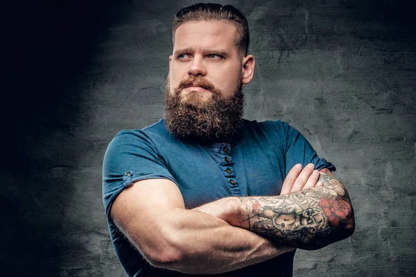 Skäggiga fett hane med tatueringar på arm — Stockfoto