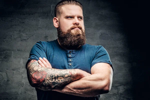 Brodaty mężczyzna tłuszcz z tatuaże na ramieniu — Zdjęcie stockowe