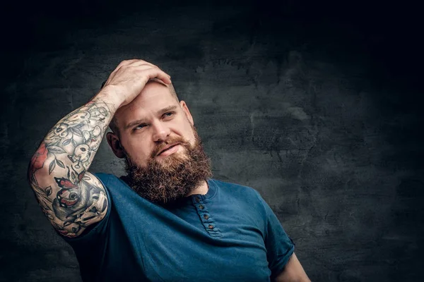 Szakállas, kövér férfi tetoválás a karját — Stock Fotó
