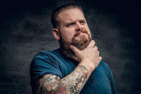 Barbudo macho gordo com tatuagens no braço — Fotografia de Stock