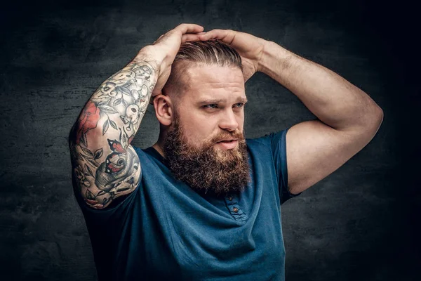 Kolundaki dövmeler ile sakallı şişman erkek — Stok fotoğraf