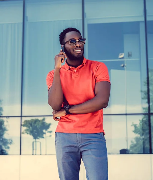 Hombre negro vestido con un polo rojo —  Fotos de Stock