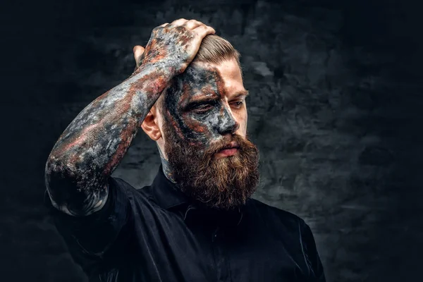 Un hombre con maquillaje ardiente — Foto de Stock