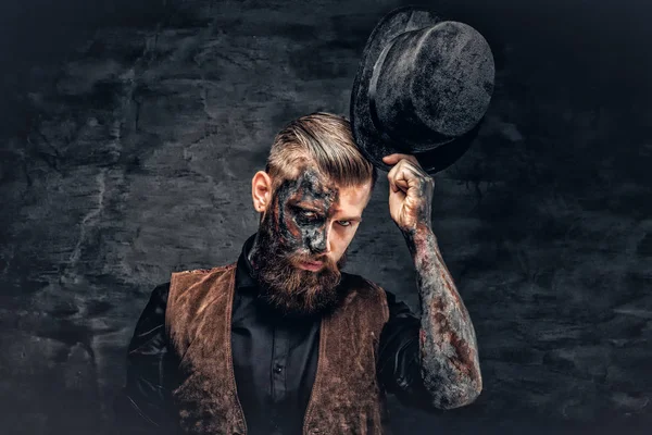 Un hombre con maquillaje ardiente — Foto de Stock