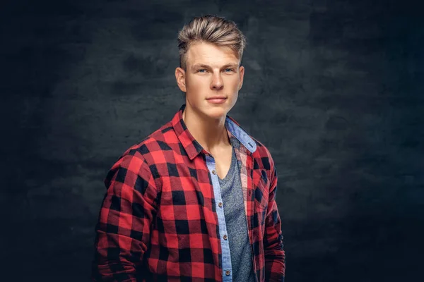 Hombre guapo vestido con una camisa roja — Foto de Stock