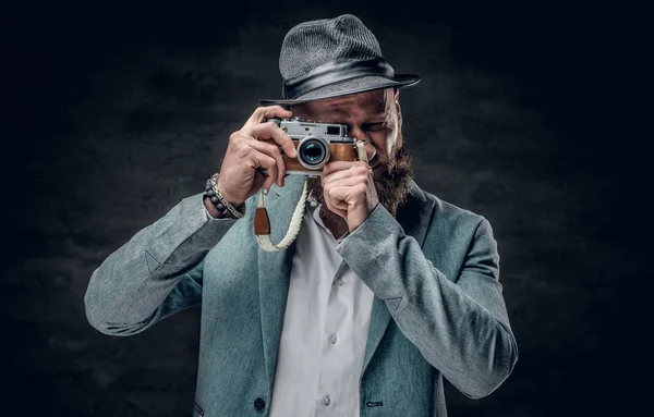 Bearded man holds photo camera — Stock Photo, Image