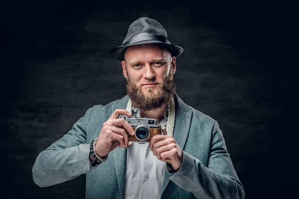Homem barbudo detém câmera fotográfica — Fotografia de Stock