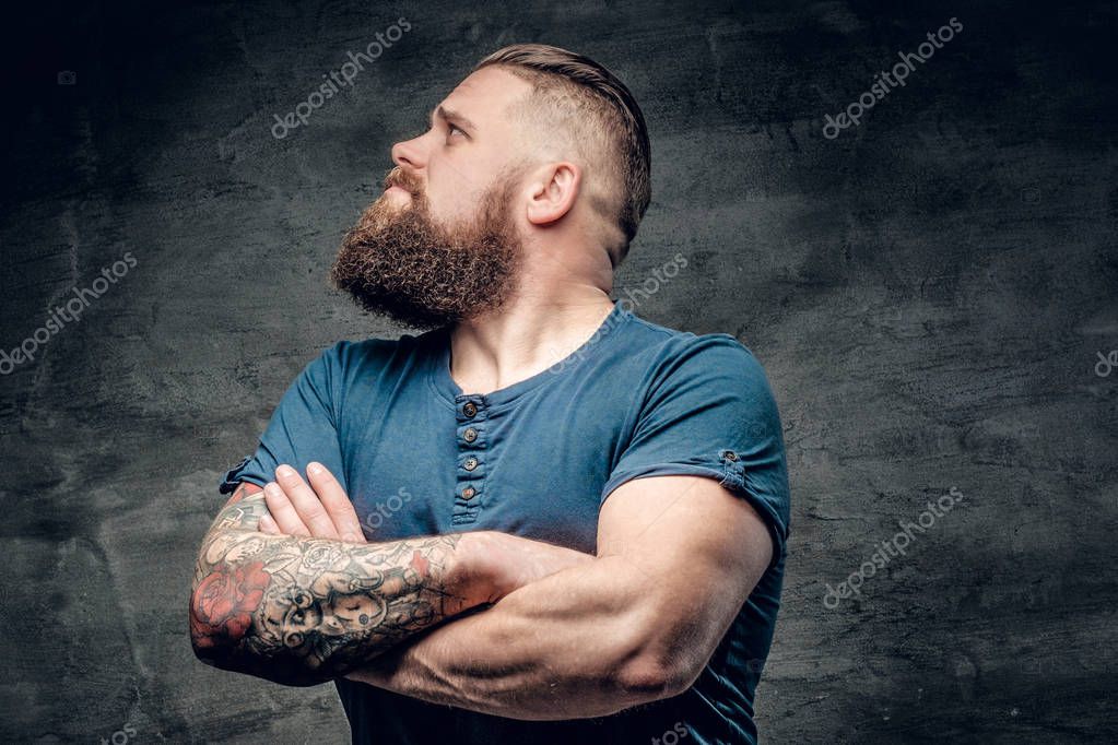 Bearded fat male with tattoos on arm — Stock Photo © fxquadro #142973039