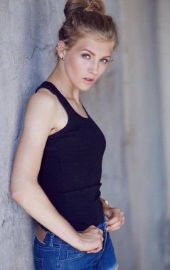 Mavi gözlü sarışın kadın