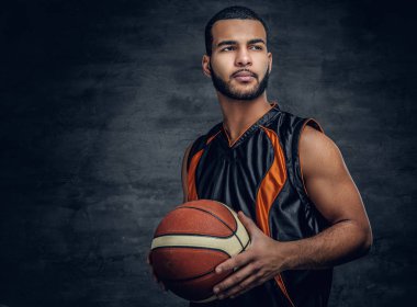 Basketbol oyuncusu bir topu tutuyor