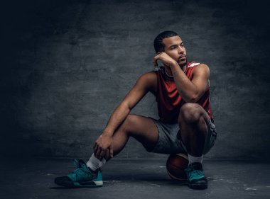 Basketbol oyuncusu bir topa oturur