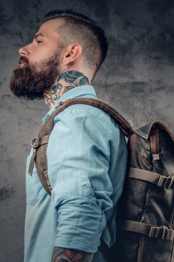 Sakallı adam kentsel sırt çantası tutar