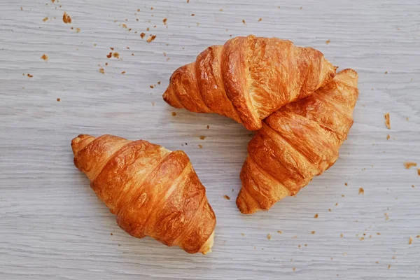 Lanches de Croissant em uma mesa — Fotografia de Stock