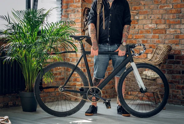 Homem com bicicleta de velocidade única — Fotografia de Stock
