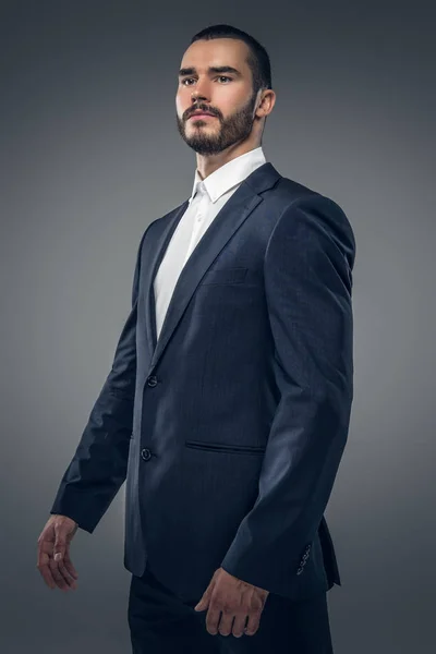 Elegante maschio barbuto in un abito da lavoro — Foto Stock