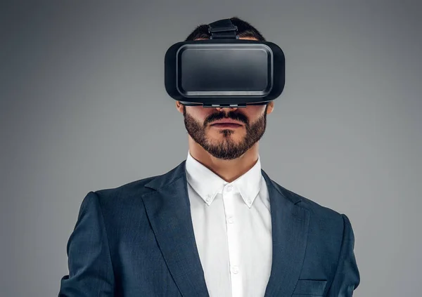 Uomo barbuto con occhiali di realtà virtuale — Foto Stock