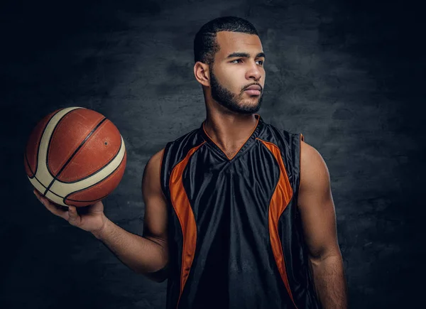 Jogador de basquete detém uma bola — Fotografia de Stock