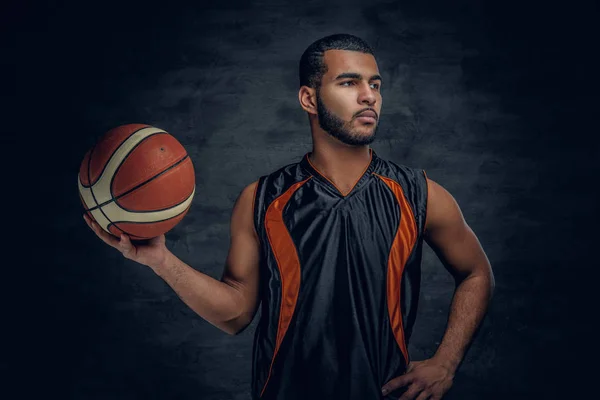 Giocatore di basket tiene una palla — Foto Stock