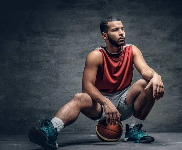 Giocatore di basket si siede su una palla — Foto Stock