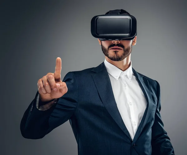 Hombre barbudo con gafas de realidad virtual — Foto de Stock