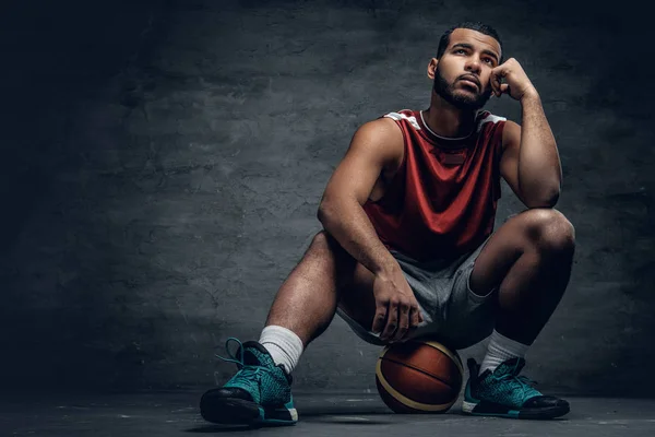 Jugador de baloncesto se sienta en una pelota — Foto de Stock