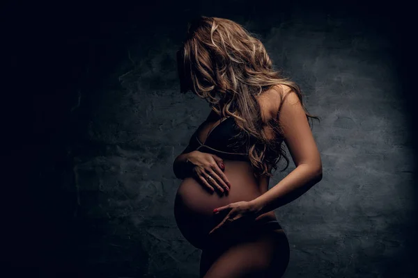 Portret van zwangere vrouw — Stockfoto