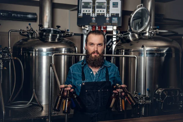 Produttore che presenta birra — Foto Stock