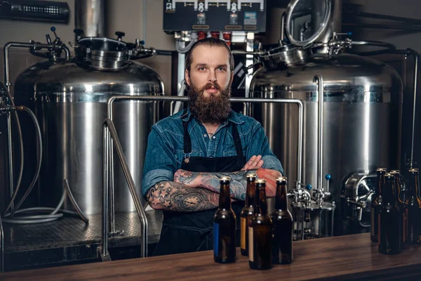 Fabrikant presenteren van bier — Stockfoto