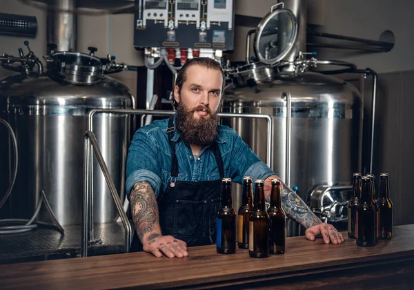 Fabricante presentando cerveza — Foto de Stock