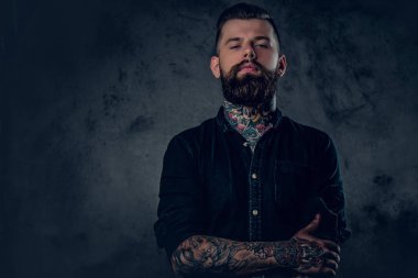 Sakallı hippi erkek dövmeli