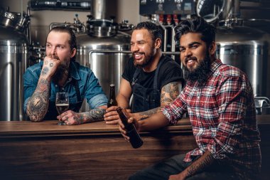 Erkekler zanaat bira içmek 