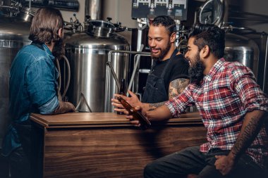 Erkekler zanaat bira içmek 