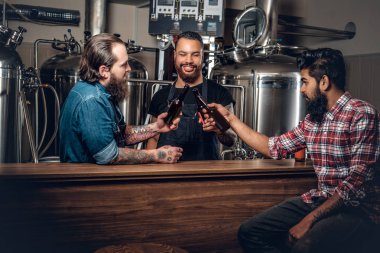 Erkekler zanaat bira içmek 