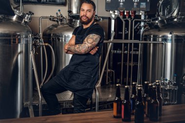 Siyah adam zanaat bira sunmak