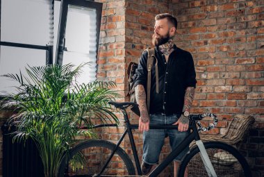 Sakallı adam bisiklet ile poz 