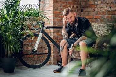 Sakallı hippi bir iskemle 