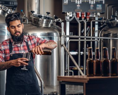 Hintli adam zanaat bira sunmak