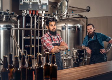 İki şık sakallı adam bira bira