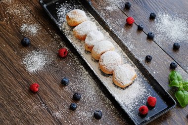 Ev yapımı pişmiş tatlı çörek alır