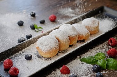 Ev yapımı pişmiş tatlı çörek alır