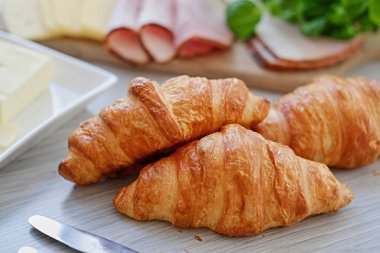 Bir tablo kruvasan snacks